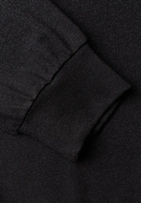 T-shirt en maille à manches chauve-souris Black Nahaufnahme eines schwarzen Ärmelbündchens aus elastischem, geripptem Strickstoff.