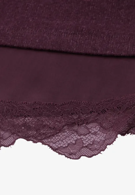Dunkelviolettes Stoffstück mit zarter Spitzenbordüre und welligem Saum.