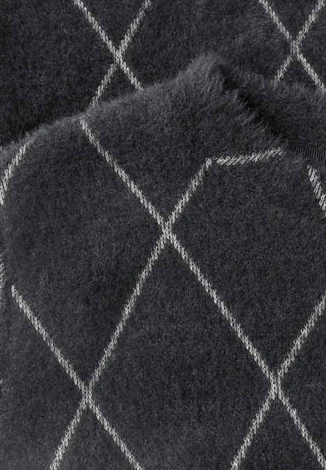 Pull à manches courtes et col rond à carreaux armor grey Tapis anthracite moelleux orné d’un motif losange blanc.