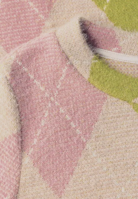 Detailaufnahme eines gestrickten Pullovers mit pastellfarbenem Rautenmuster in Rosa, Grün und Beige.