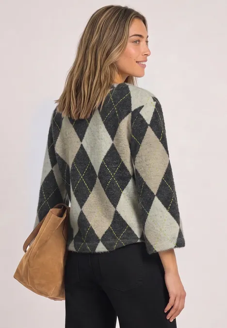 3/4-Arm Shirt mit Rundhals und Argylemuster armor grey Frau mit argyle Strickpullover und Schultertasche, seitlich vom Rücken abgebildet.