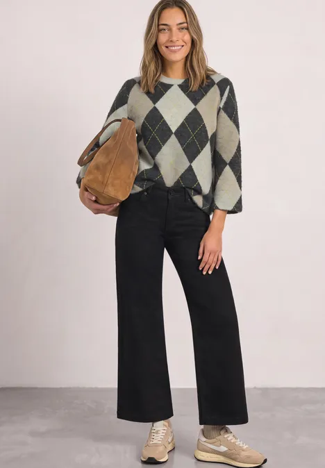 3/4-Arm Shirt mit Rundhals und Argylemuster armor grey Frau in grauem Rautenmuster-Pullover, schwarzen weiten Hosen, Beuteltasche und Sneakers vor hellem Hintergrund.