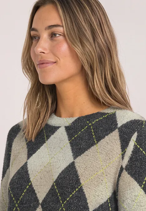 3/4-Arm Shirt mit Rundhals und Argylemuster armor grey Frau mit leicht gewelltem hellbraunem Haar in grauem Argyle-Pullover mit gelben Linien.
