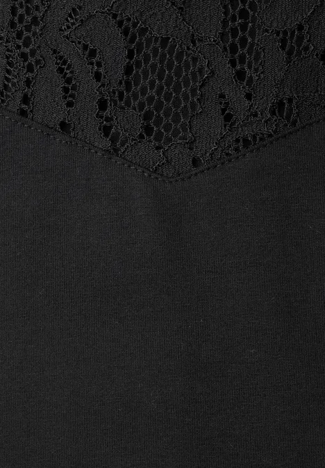 Top mit Rundhals und Spitze Black Schwarzer Stoff mit feiner Spitzenborte in floralem Muster.