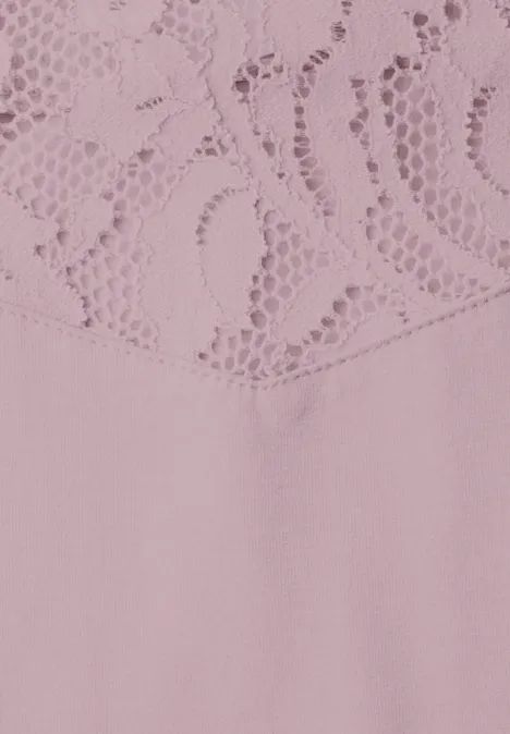 Top mit Rundhals und Spitze quiet rose Zarte rosafarbene Bluse mit Spitzenbesatz am oberen Bereich.