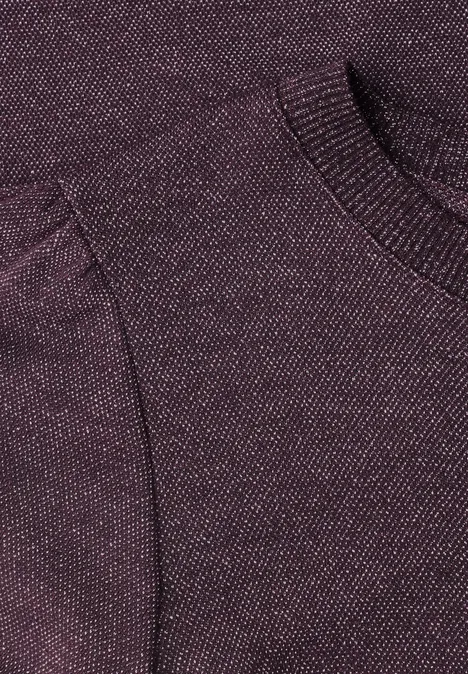 T-shirt à col rond et paillettes berry plum Detailaufnahme eines dunkelvioletten Strickpulloverstoffs mit sichtbarer Naht und Eingrifftasche.