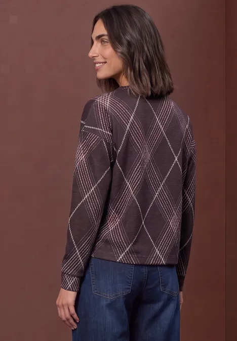 T-shirt à manches longues, col rond et motif à carreaux berry plum Femme de dos portant un haut à manches longues à motif losange et un jean.