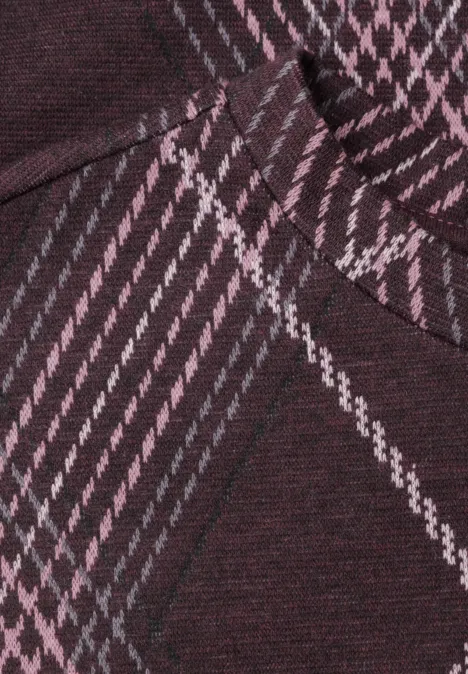 T-shirt à manches longues, col rond et motif à carreaux berry plum Gros plan d’un tissu rouge foncé à carreaux roses diagonaux sur une poche