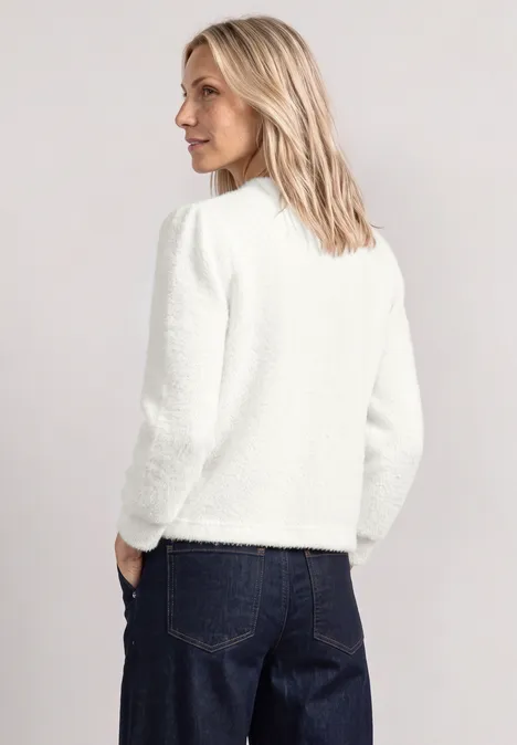 3/4-Arm Jacke mit Rundhals und Knopfleiste off white Eine blonde Frau von hinten in weißer Jacke und blauen Jeans vor hellem Hintergrund.