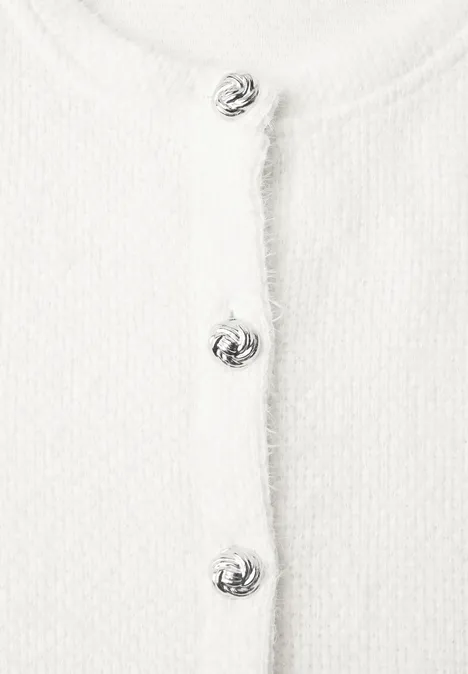 3/4-Arm Jacke mit Rundhals und Knopfleiste off white Nahaufnahme eines weißen Strickcardigans mit strukturiertem Gewebe und silbernen Zierknöpfen in Mittelreihe.