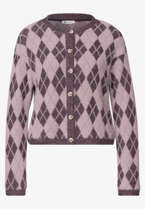 Kurz geschnittener Cardigan in Rosa mit Rautenmuster und goldenen Knöpfen.