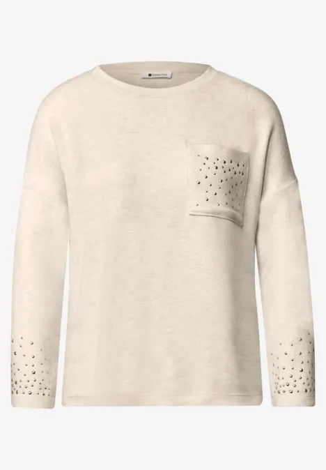 Beiges Langarmshirt mit Brusttasche und dezenten Lochdetails an Tasche und Ärmeln