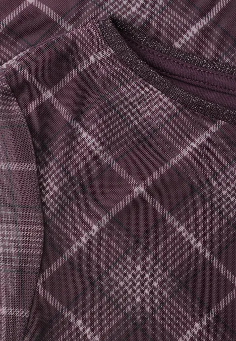 Close-up van bordeaux geruite stof met zichtbare naad