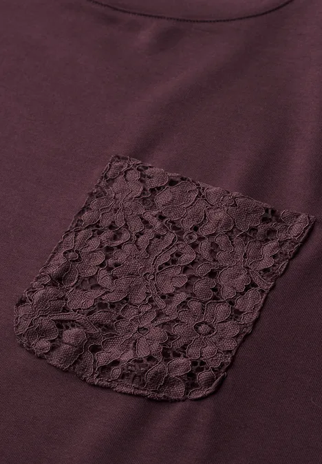 Bordeauxfarbenes Shirt mit zarter Spitzen-Tasche vorne