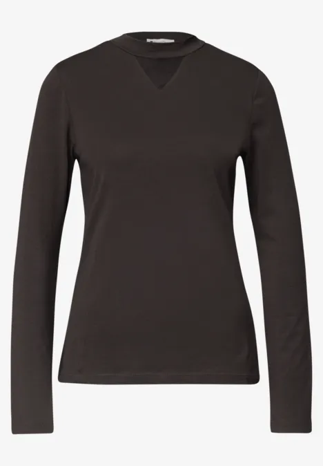 Schwarzes Langarmshirt mit V-Ausschnitt.
