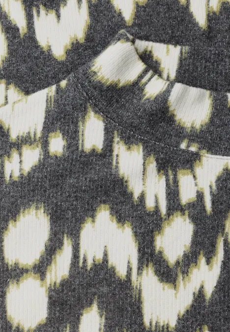 T-shirt à manches longues, col roulé et imprimé Black Nahaufnahme eines Stoffes mit grau-weißem Batikmuster und gelbgrünen Akzenten.