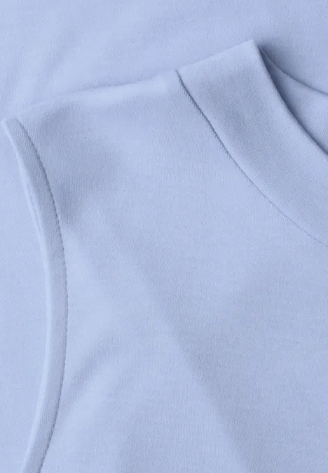 Basic top cashmere blue Detailaufnahme eines hellblauen ärmellosen Oberteils.
