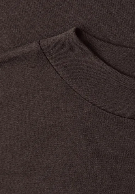 Basic Shirt mit Turtle Neck espresso brown Nahaufnahme eines dunklen T-Shirts mit Rundhalsausschnitt und weicher Baumwollstruktur.