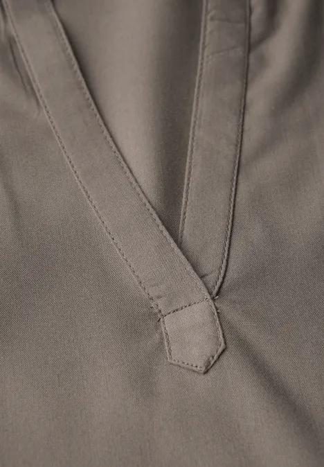 Split Neck Bluse in Unifarbe dark tumbled beige