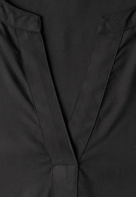 Split Neck Tunika Black Nahaufnahme einer schwarzen V-förmigen Kragennaht an einem Kleidungsstück