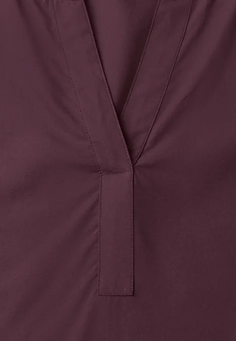 Tuniek met V-hals rustic rouge Nahaufnahme eines dunkelroten V-Ausschnitt-Oberteils mit sichtbarer Nahtführung.