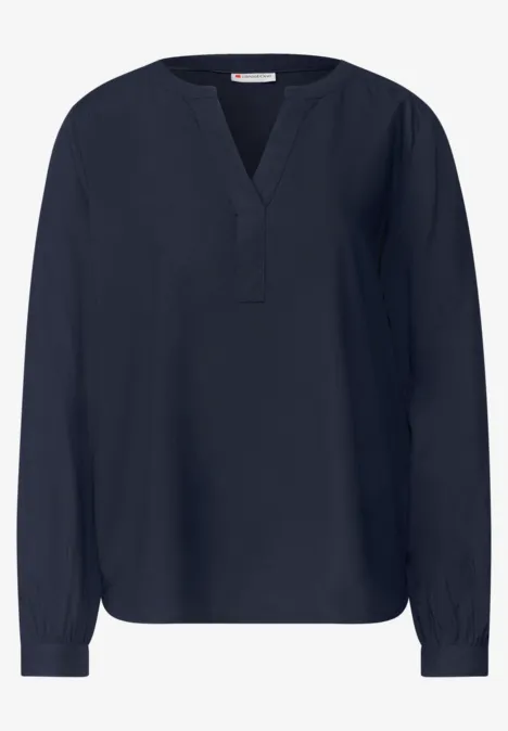 Schlichte dunkelblaue Bluse mit V-Ausschnitt und langen Ärmeln.