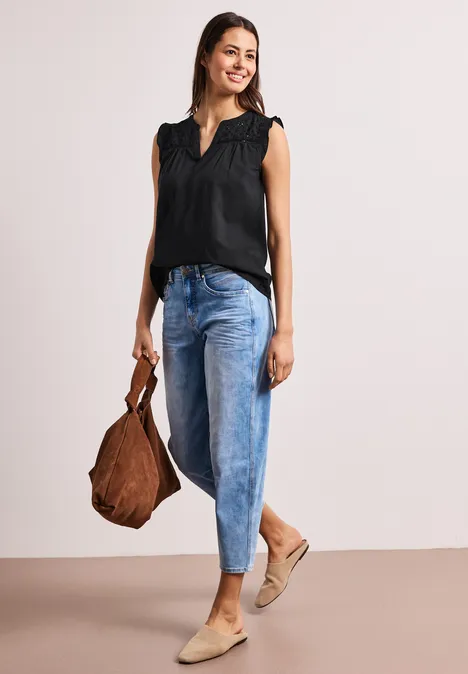 Blousetop met gespleten hals en shiffley-details Black