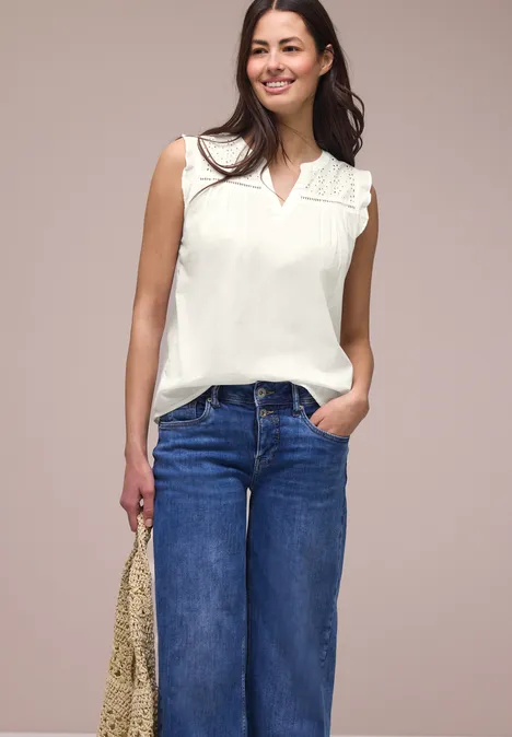 Blousetop met gespleten hals en shiffley-details off white