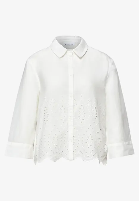 Simpel wit blouse met kraag, knoopsluiting en geborduurde opengewerkte details.