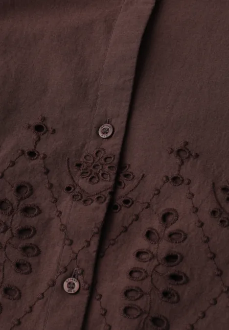 Braunes Hemd mit floraler Stickerei und Cutwork-Details, Knopfleiste in Bildmitte.