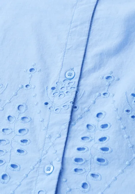 Lichtblauwe katoenen blouse met opengewerkte borduursels en knoopsluiting