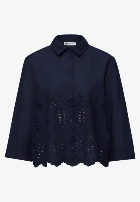 Donkerblauwe blouse met lange mouwen, overhemdkraag en florale ajourdetails aan de zoom.