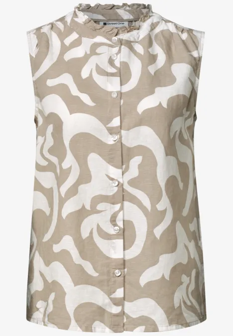 Mouwloze beige blouse met abstract wit patroon, volledige knoopsluiting en ronde hals.
