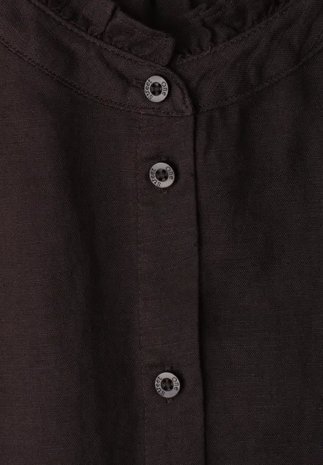 Dunkelbraunes Leinenhemd mit verdeckter Knopfleiste und drei grauen Knöpfen, Nahaufnahme
