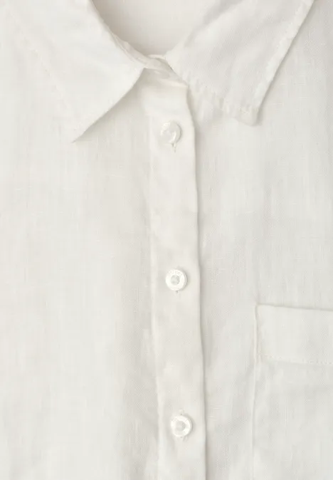 Frontansicht einer schlichten weißen Leinenbluse mit Hemdkragen, Knopfleiste und Brusttasche