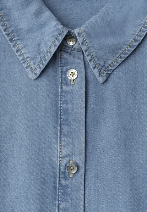 Blouse met overhangende schouders in denimlook Light Blue soft wash Close-up van een blauw denim overhemd met kraag en knopen.
