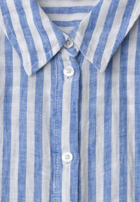 Linnen overhemd met blauwe en witte strepen en witte knopen.