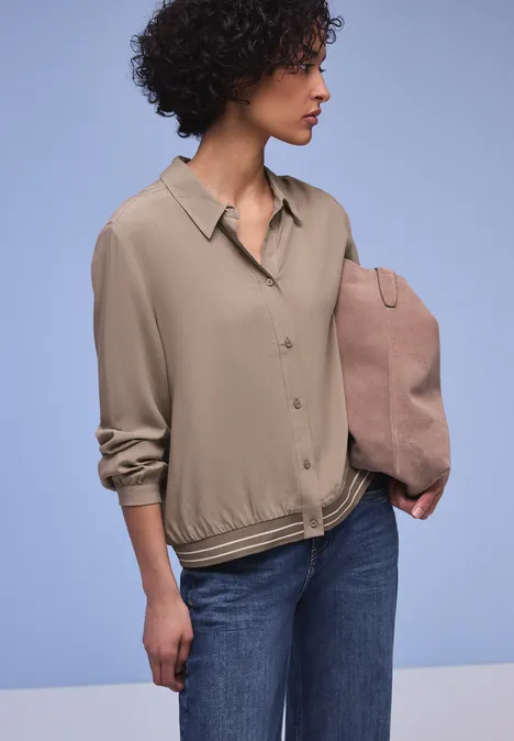 Bluzka koszulowa z detalami w stylu college light terra mocha