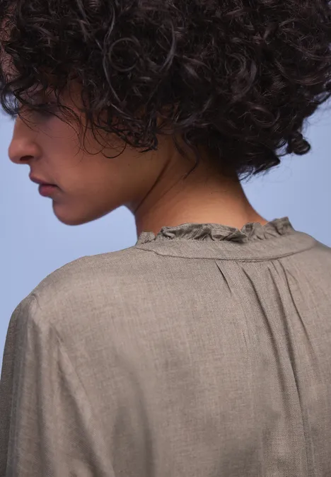 Bluzka koszulowa z falbanką light terra mocha mel.