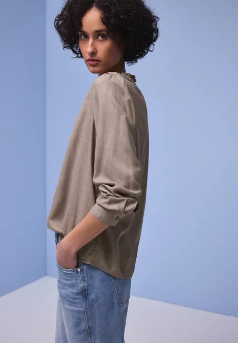 Bluzka koszulowa z falbanką light terra mocha mel.