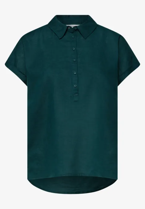 Donkergroene damesblouse met overhemdkraag, korte mouwen en halve knoopsluiting
