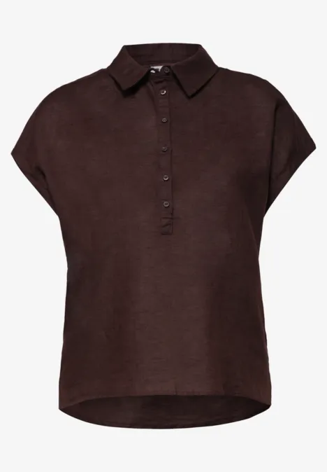 Braunes, kurzärmliges Strickshirt mit Polokragen und durchgehender Knopfleiste, hinten etwas länger.