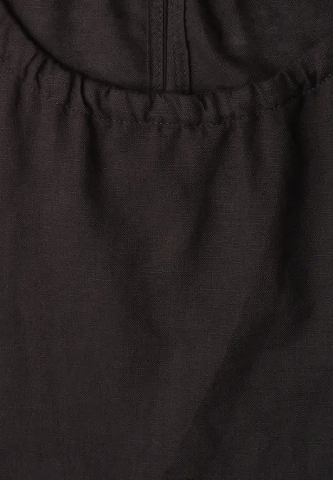 Nahaufnahme eines schwarzen Kleidungsstücks aus weichem Stoff mit elastischem Bund.