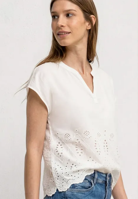 Witte damestop met korte mouwen, V-hals en bloemrijke ajourgeborduurde zoom.