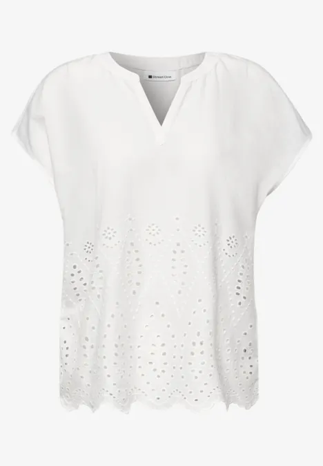 Wit T-shirt met losse pasvorm, V-hals en uitgewerkt perforatiepatroon langs de zoom.