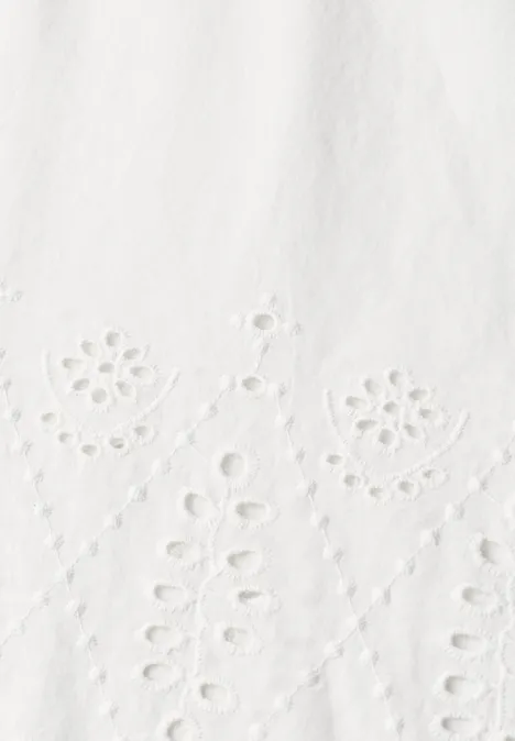 Witte stof met fijne opengewerkte borduursels en bloemenmotieven