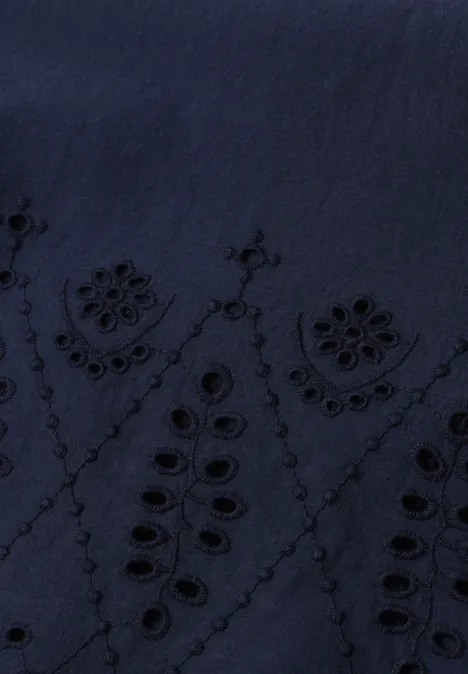 Donkerblauwe stof met fijne opengewerkte borduursels en bloemenmotieven.