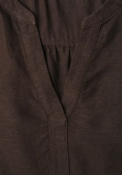 Braunes Oberteil aus feinem Jersey mit V-Ausschnitt und dezent meliertem Stoff.