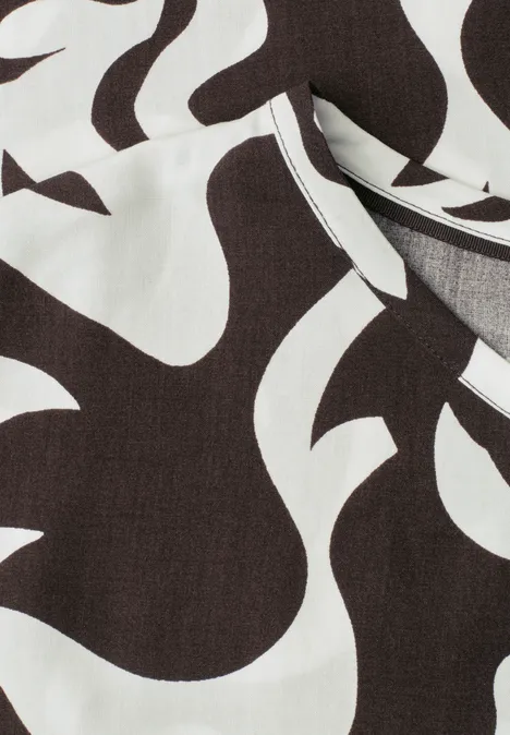 Close-up van zwart-witte stof met abstract, golvend patroon