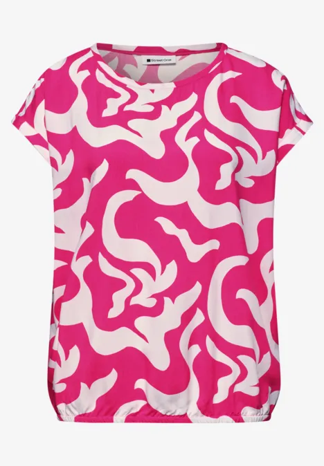 Locker geschnittenes T-Shirt mit pink-weißem abstraktem Muster.